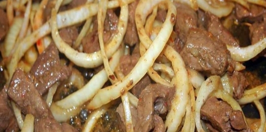 Iscas de fígado aceboladas FICA PERFEITO
