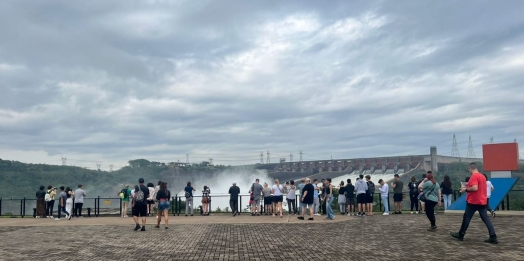 Itaipu Binacional: Turistas se encantam com vertedouro aberto
