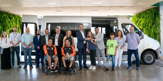Itaipu doa van adaptada ao projeto social Maestro da Bola, em Foz do Iguaçu