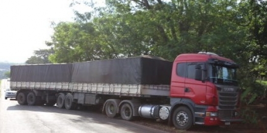 Itaipulandia: Caminhão Bitrem carregado de soja tenta subir pela Estrada da Santa