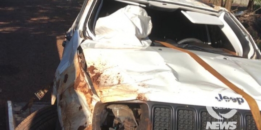 Jeep capota após acidente na PR 317, em distrito de Santa Helena