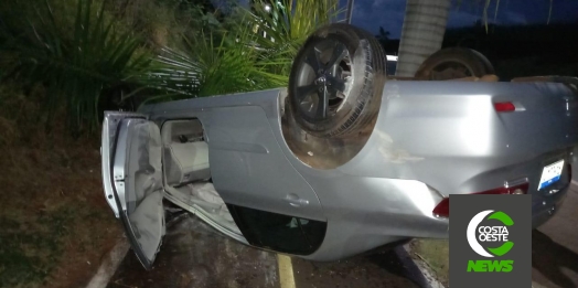 Jovem capota veículo ao arrancar coqueiros na PR 495 em Entre Rios do Oeste