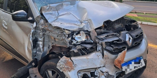 Kwid e caminhão se envolvem em acidente na “Curva do Ogregon” em Santa Helena