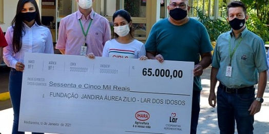 Lar Cooperativa entrega R$ 65 mil para o Lar dos Idosos de Medianeira