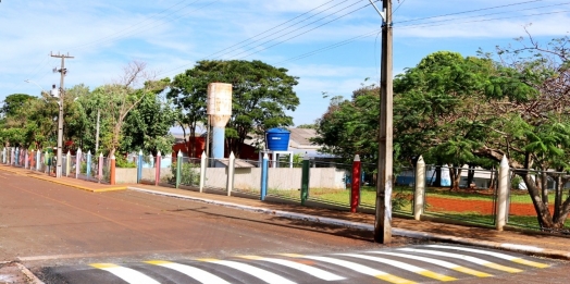 Lombada elevada é colocada em frente à Escola Rondônia em Itaipulândia