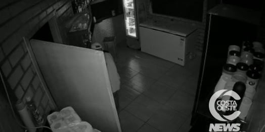 Mais de R$ 3 mil e bebidas são furtados de boate em Santa Helena; veja o vídeo