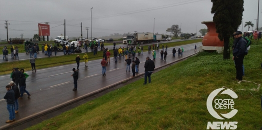 Manifestantes bloqueiam BR-277, em Medianeira
