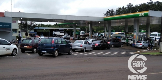 Procura por combustíveis deixa trânsito caótico em Medianeira e filas quilométricas em São Miguel