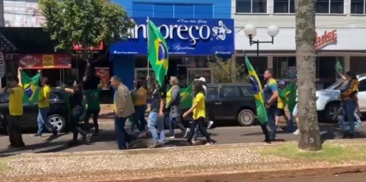 Manifestantes fazem passeata no centro de Medianeira
