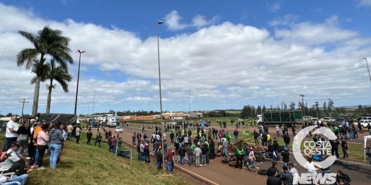 Manifestantes seguem com bloqueio na BR-277, em Medianeira