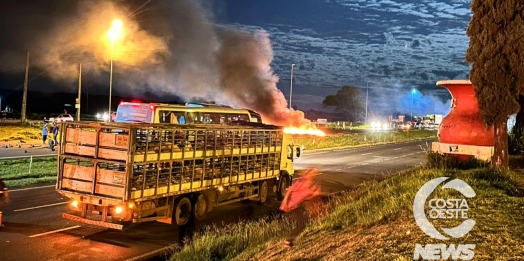 Manifestantes voltam a se reunir em frente ao CTG em Medianeira