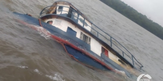 Marinha instaura inquérito sobre rebocador que afundou no porto em Santa Helena