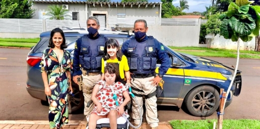 Menina de Medianeira realiza sonho de conhecer Policiais Rodoviários Federais