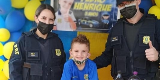 Menino recebe visita surpresa da PRF no seu aniversário