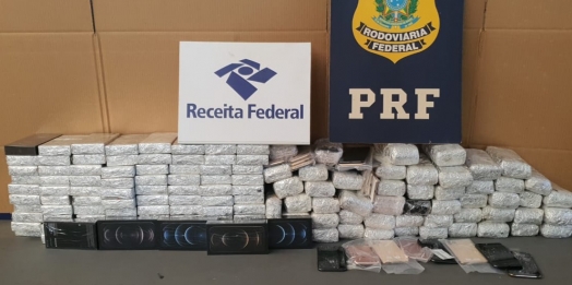 Mercadorias ocultas são encontradas em ônibus de turismo apreendido pela RF e PRF