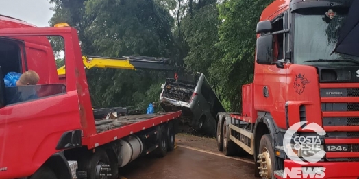 Micro-ônibus de Pato Bragado é retirado do local do acidente