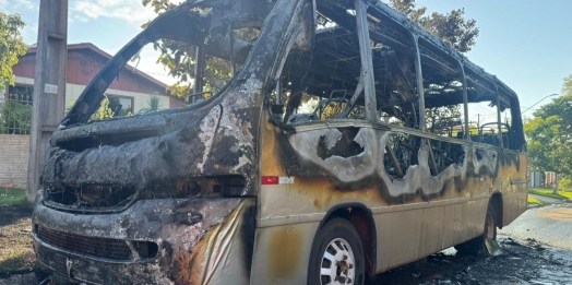 Micro-ônibus é destruído em incêndio em Santa Helena