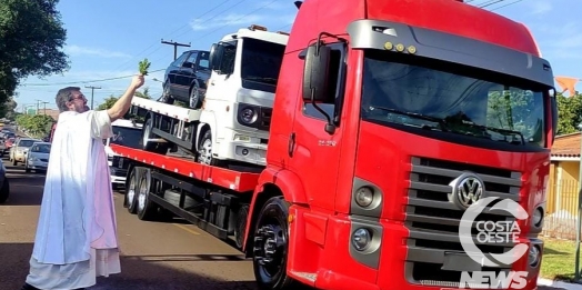 Milhares de fiéis participam da procissão em honra São Cristóvão