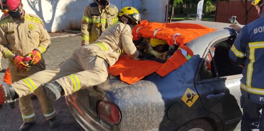 Militares do Corpo de Bombeiros realizam treinamento em salvamento veicular