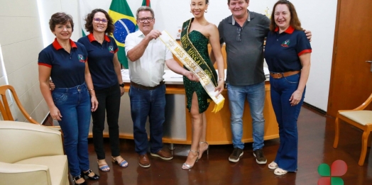 Miss Missal recebe a faixa de participação no Concurso Miss Paraná em 2024