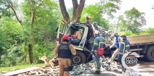 Morador de Itaipulândia fica preso às ferragens de caminhão em acidente na PR 497, em São Miguel do Iguaçu