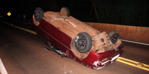 Morador de Santa Helena capota veículo sobre ponte na PR 495 em Missal