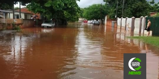 Moradores de Guaíra registram ruas alagadas pela chuva