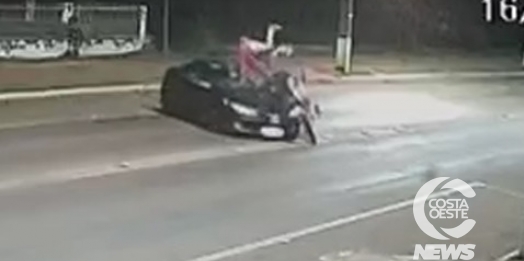 Moto atinge em cheio veículo durante acidente em Santa Helena; dois foram presos (vídeo)