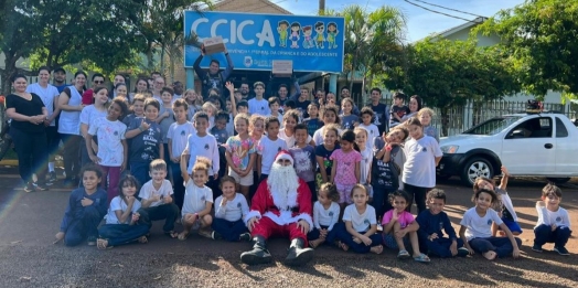 Moto Clube Trilheiros no Limite realizam entrega de doces para crianças do CICCA em Santa Helena