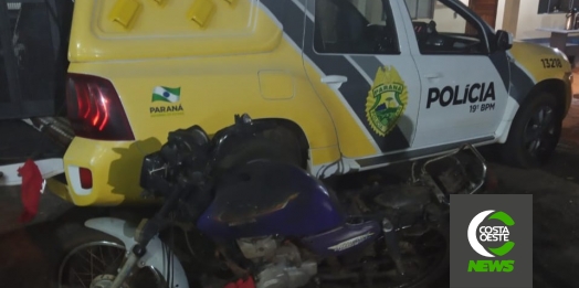 Motocicleta possivelmente utilizada em homicídio em Santa Helena é encontrada pela PM queimada