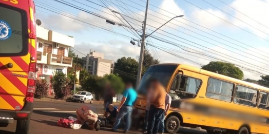 Motociclista de 37 anos fica ferida em acidente no centro de Medianeira