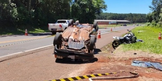 Motociclista e garupa são arremessados após carro cruzar pista na BR-277; passageira do carro morreu