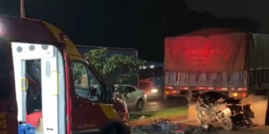 Motociclista morre após bater em traseira de carreta na Avenida Paraná, em Foz do Iguaçu