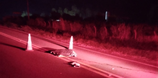 Motociclista morre após colidir com Corolla e ser arrastado por outro veículo na PR-495, em Missal