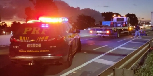 Motociclista morre esmagada por roda de caminhão após ser atingida por carro na BR-277, em Curitiba