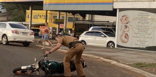 Motociclista tenta fugir da PM em Santa Helena e sofre queda na Av. Brasil