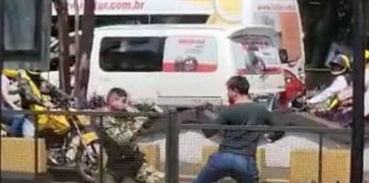Motoclista que saiu aos socos com militar paraguaio denuncia tortura após ser preso