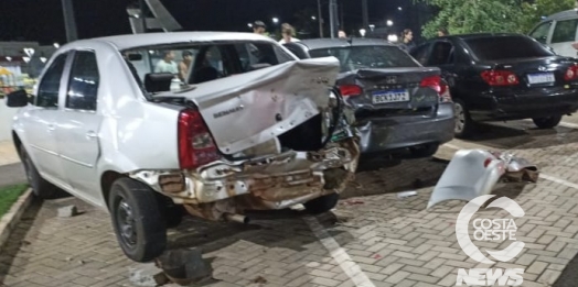 Motorista bate em veículos estacionados e foge em Santa Helena