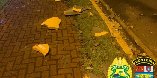 Motorista bate veículo em sinalização em frente ao BPFRON e acaba detido em Guaíra
