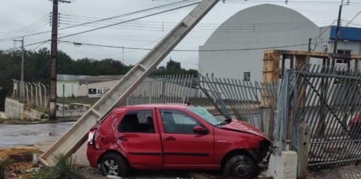 Motorista de 26 anos bate carro em poste de energia elétrica em Medianeira