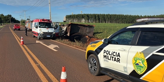 Motorista de caminhão morre após tombamento na PR-180, em Cascavel