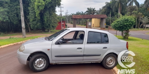Motorista dorme no volante e veículo fica atravessado na avenida, em Santa Helena