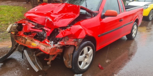 Motorista fica ferido ao colidir Saveiro em caminhão na PR 495 em Missal