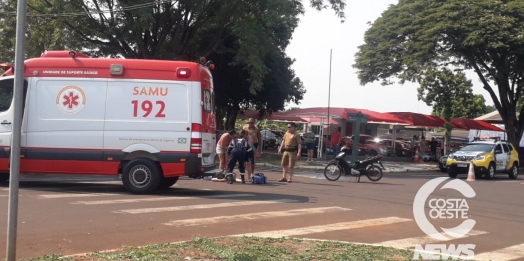 Motorista foge após colidir Gol em motoneta na Brasil, em Santa Helena