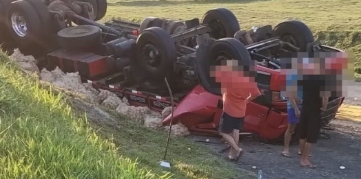 Motorista morre após caminhão tombar na BR-277