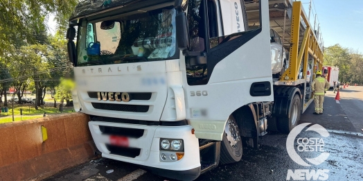 Motorista passa mal e carreta colide contra mureta na BR-277, em São Miguel do Iguaçu