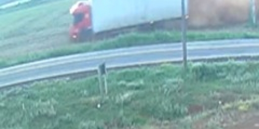 Motorista perde controle de caminhão e adentra em lavoura no distrito de Dom Armando, em Missal