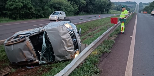 Motorista perde controle e capota da BR 277, na saída de Foz do Iguaçu