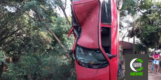 Motorista perde controle e carro cai no rio Alegria em Medianeira