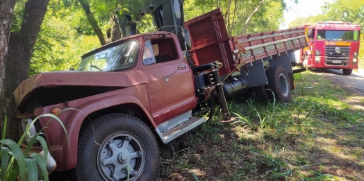 Motorista perde o controle do veículo e árvore o impede de cair em uma ribanceira em Itaipulândia